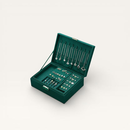 Boîte à Bijoux en Velours verte ouverte avec quelques bijoux