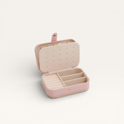 Boîte à bijoux pour voyage rose sur fond neutre